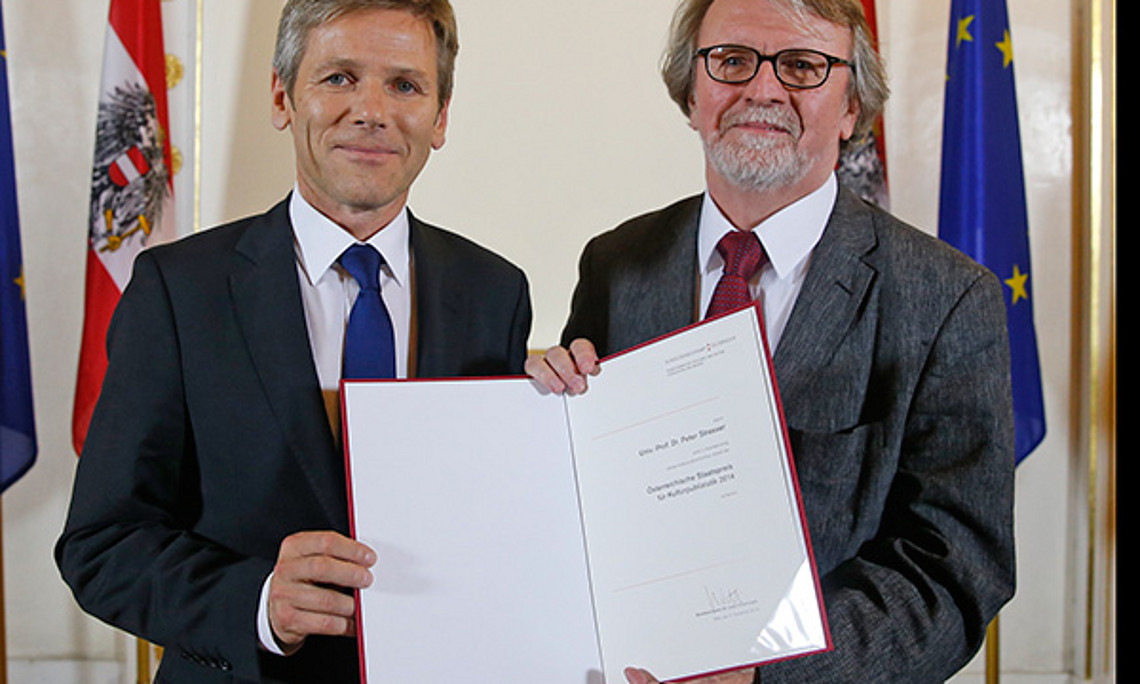 Bundesminister Josef Ostermayer überreichte Peter Strasser den Staatspreis für Kulturpublizistik 2014. Foto: Fotoservice BKA