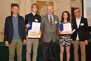 Verleihung des Fulbright-Preises: Laudator Mario Klarer, Preisträger Tobias Auböck, Fulbright-Kommissions-Direktor Lonnie Johnson, Preisträgerin Lisa Hasenhütl und Laudator Klaus Rieser (v.l.) Foto: Uni Graz/Schweiger