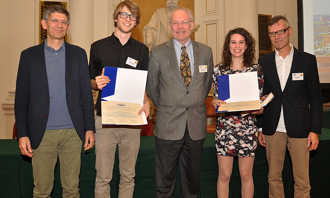 Verleihung des Fulbright-Preises: Laudator Mario Klarer, Preisträger Tobias Auböck, Fulbright-Kommissions-Direktor Lonnie Johnson, Preisträgerin Lisa Hasenhütl und Laudator Klaus Rieser (v.l.) Foto: Uni Graz/Schweiger