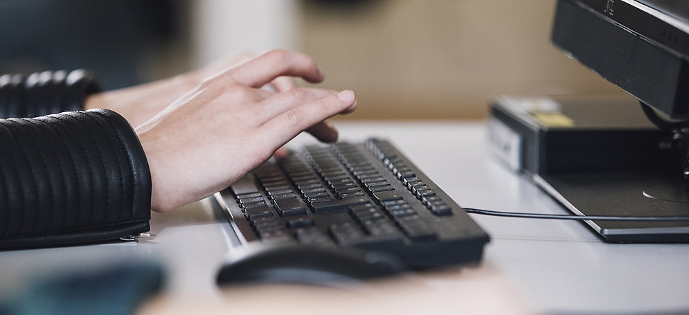 Hände auf Tastatur ©Uni Graz/Kanizaj