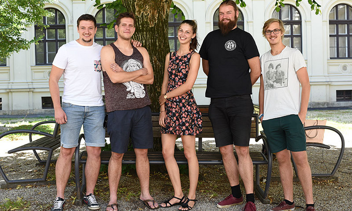 Präsentieren heute um 18 Uhr ihren Film zu Bali und Lombok: Michael Habrich, Tim Hoppenbrouwers, Elisa Mayr, Jürgen Gottinger und Lukas Meisinger (v.l.). Foto: Uni Graz/Leljak. 