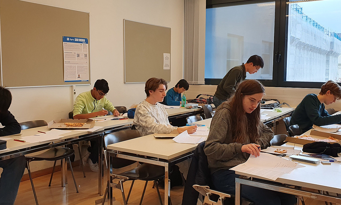 Seminarraum, in dem die tilnehmenden Schüler na ihren aufgaben tüfteln