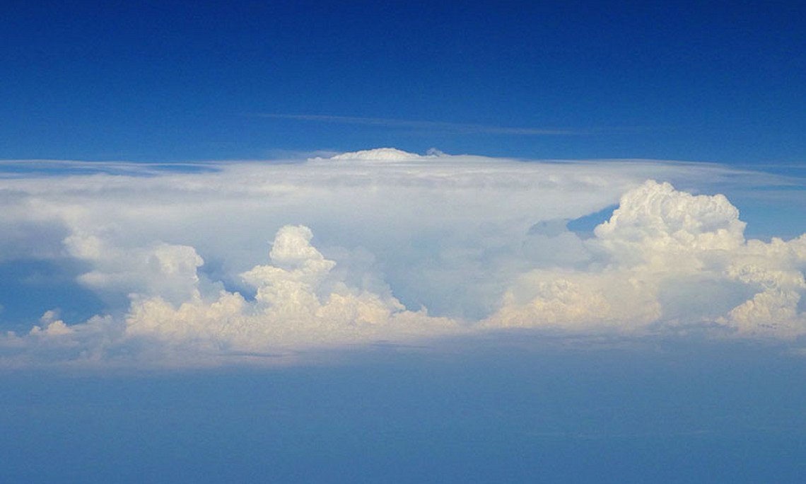 Über den Wolken wird die Freiheit immer enger: ForscherInnen der Uni Graz konnten zeigen, dass sich durch die Treibhausgase die Stratosphäre - also der Teil der Lufthülle oberhalb der Wetterschicht - immer stärker zusammenzieht. Foto: Foelsche