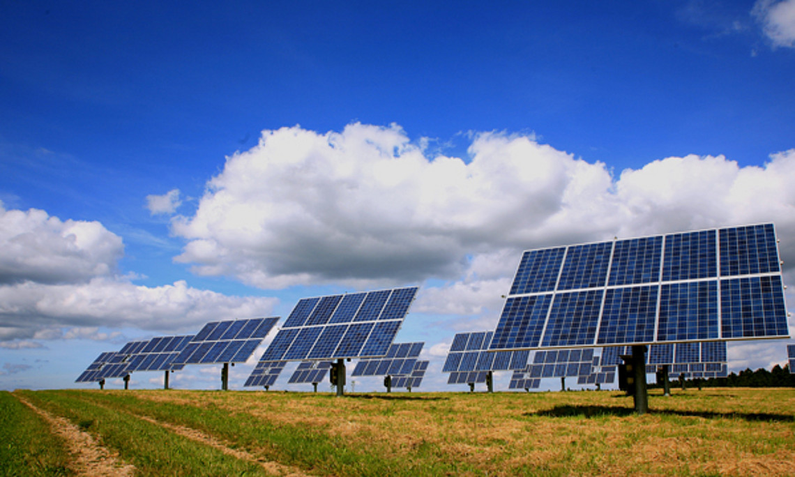 Stahlproduktion mithilfe von Photovoltaik und der Kraft der Sonne? WissenschafterInnen am Wegener Center für Umwelt und Globalen Wandel errechnen die Wirtschaftlichkeit dieses Modells. Foto: RainerSturm/pixelio.de