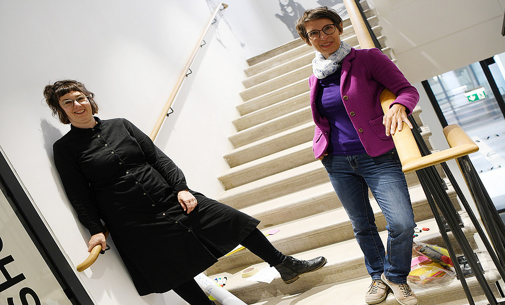 Johanna Stadlbauer und Sabine Bergner am Fuß einer Treppe, schräg fotografiert