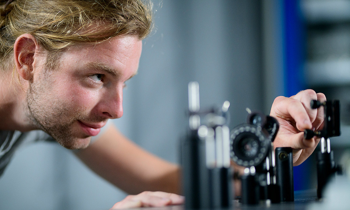 Die Optik der Wissenschaft nach außen ist nach der Covid-Pandemie etwas unscharf geworden. Nun versucht man in den Schulen mittels Botschafter:innen an den Rädchen zu drehen. Foto: Uni Graz/Tzivanopoulos