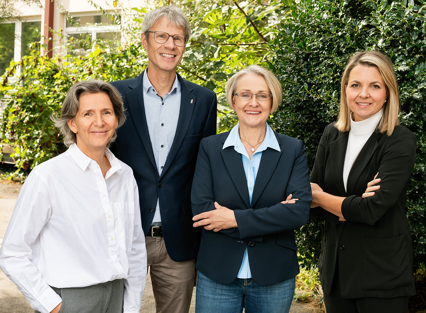 Team der Fakultätsleitung vor grünem Hintergrund ©© Fotografie Carolin Bohn 2024