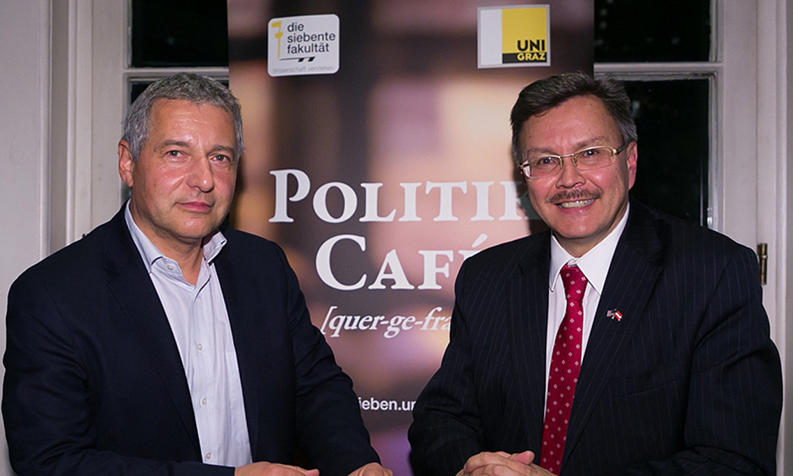 US-Botschaftsrat Stephen A. Hubler (rechts) und Markus Steppan diskutierten hochaktuelle Themen im Politik Café. Foto: Steppan/Wolf 