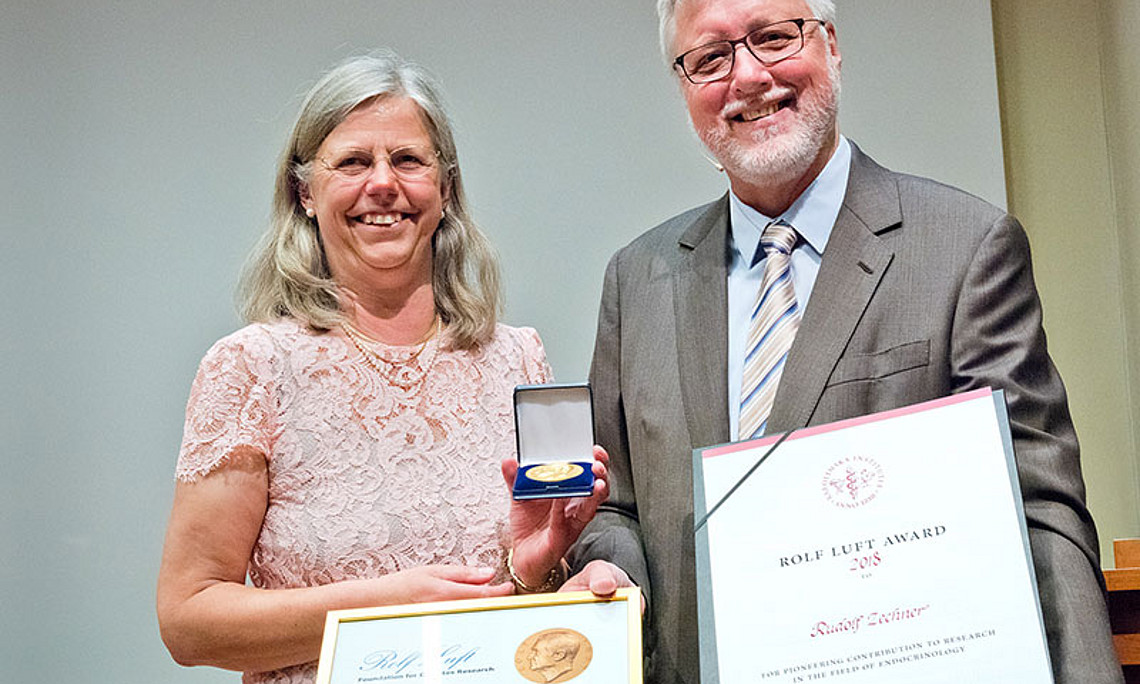 Karin Dahlman-Wright, Vizerektorin des Karolinska Institutet, überreichte Rudolf Zechner den Rolf Luft Award 2018. Foto: Anders Norderman. 