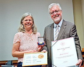 Karin Dahlman-Wright, Vizerektorin des Karolinska Institutet, überreichte Rudolf Zechner den Rolf Luft Award 2018. Foto: Anders Norderman. 