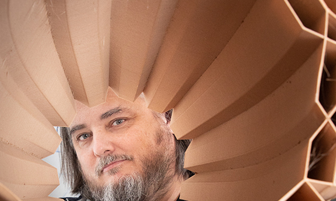 Blick durch den Bienenstock: Der Biologe Thomas Schmickl leitet das Artificial Life Lab der Universität Graz sowie das EU-Großprojekt HIVEOPOLIS und ist Sprecher des Profilbildenden Bereichs Colibri. Foto: Jorg Konstantinov.