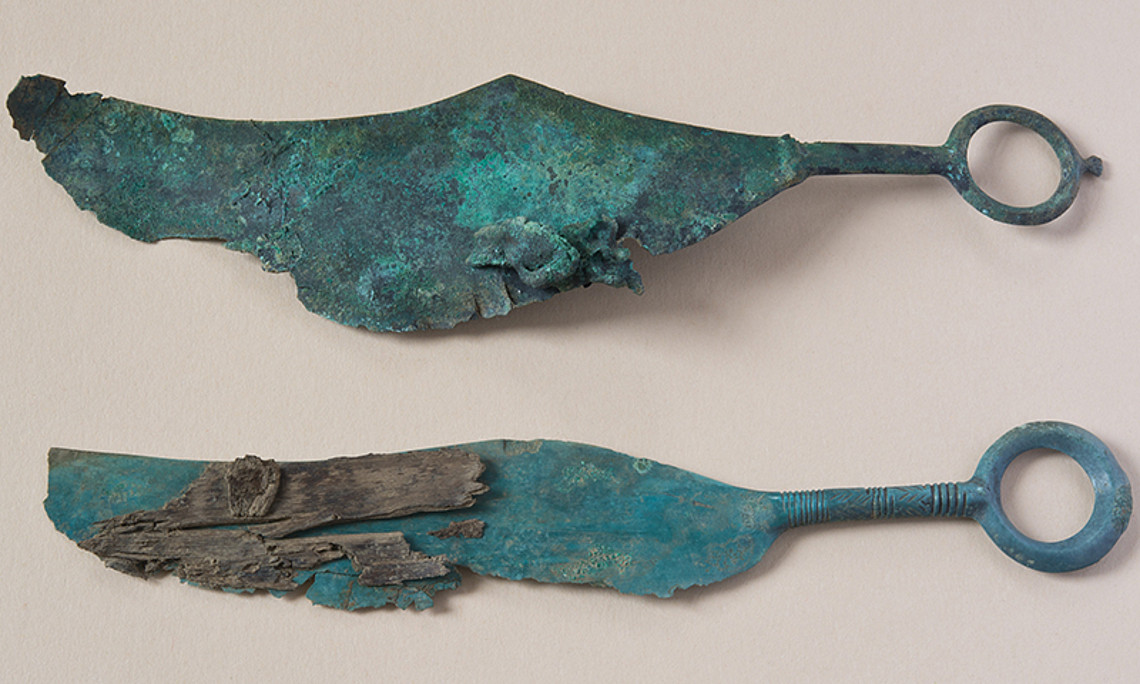 Bronzemesser aus dem urnenfelderzeitlichen Grab 42 bei Wildon. An einem haften noch Reste der hölzernen Scheide an. Foto: Kulturpark Hengist