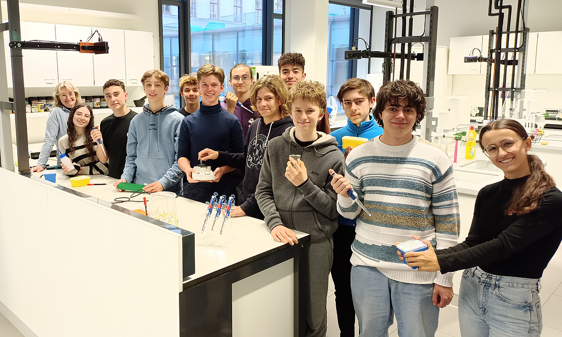 Die französische Schulklasse zu Besuch im OLG.