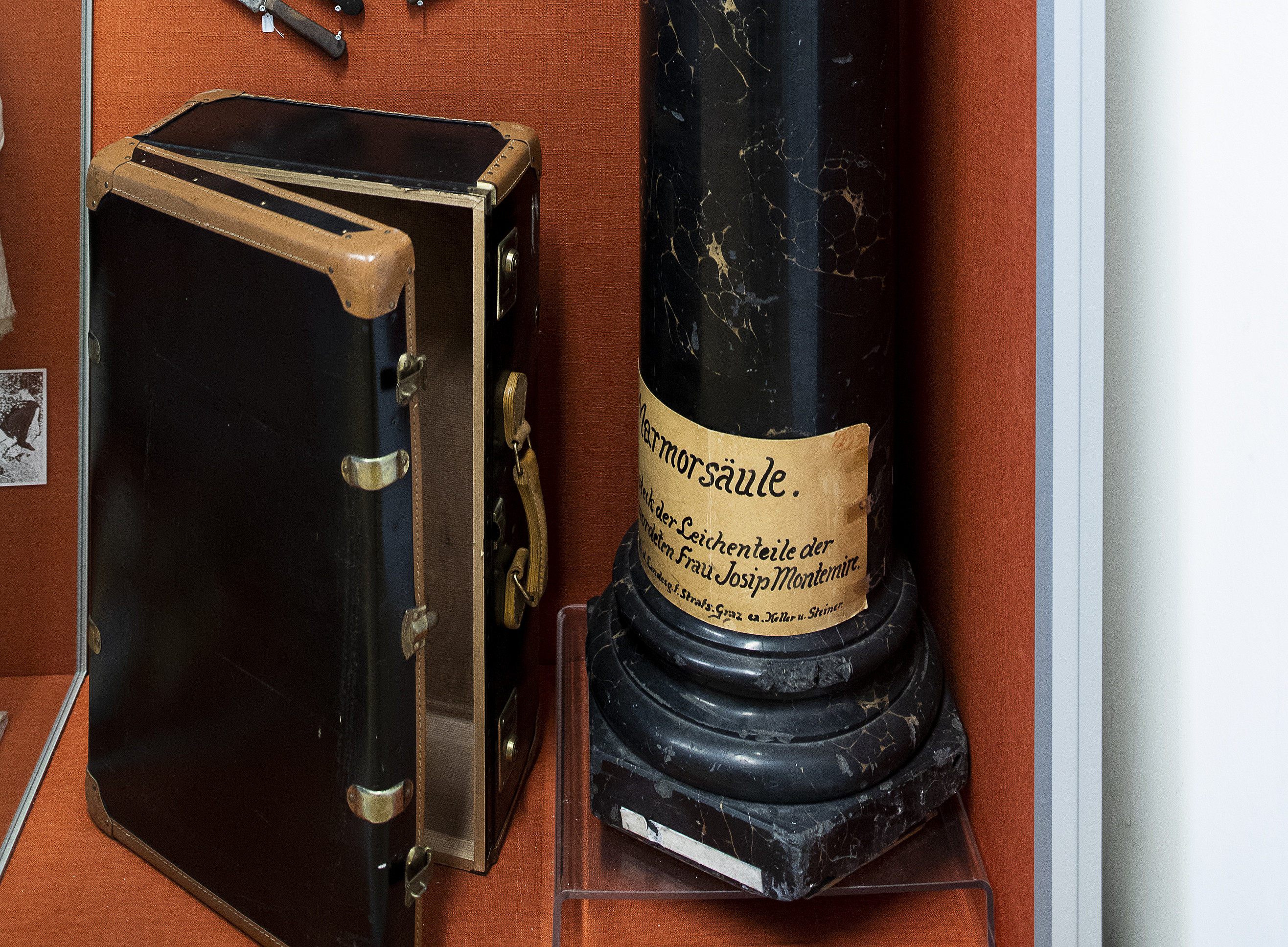 Vitrinenansicht der Ausstellung im Hans Gross Kriminalmuseum mit hölzerner Säule ©KANIZAJ | 2019