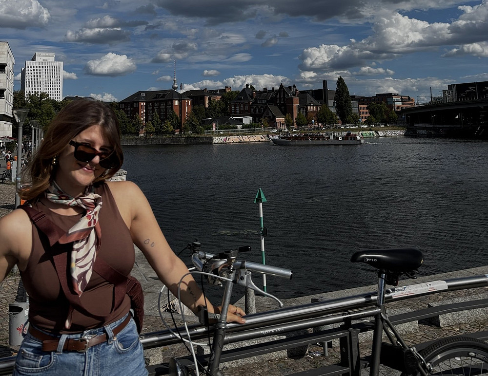 Eine junge Frau auf einer Brücke in Berlin 