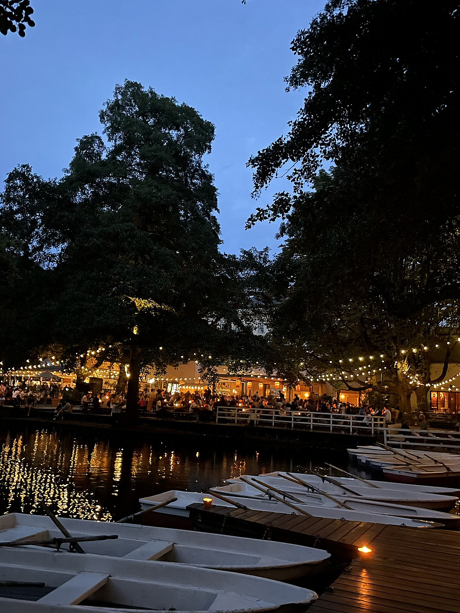 Abendstimmung am Wasser mit beleuchteten Booten in Berlin 