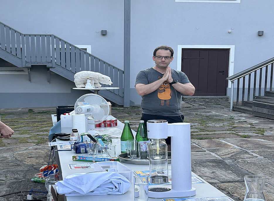 Philipp Spitzer beim experimentieren 