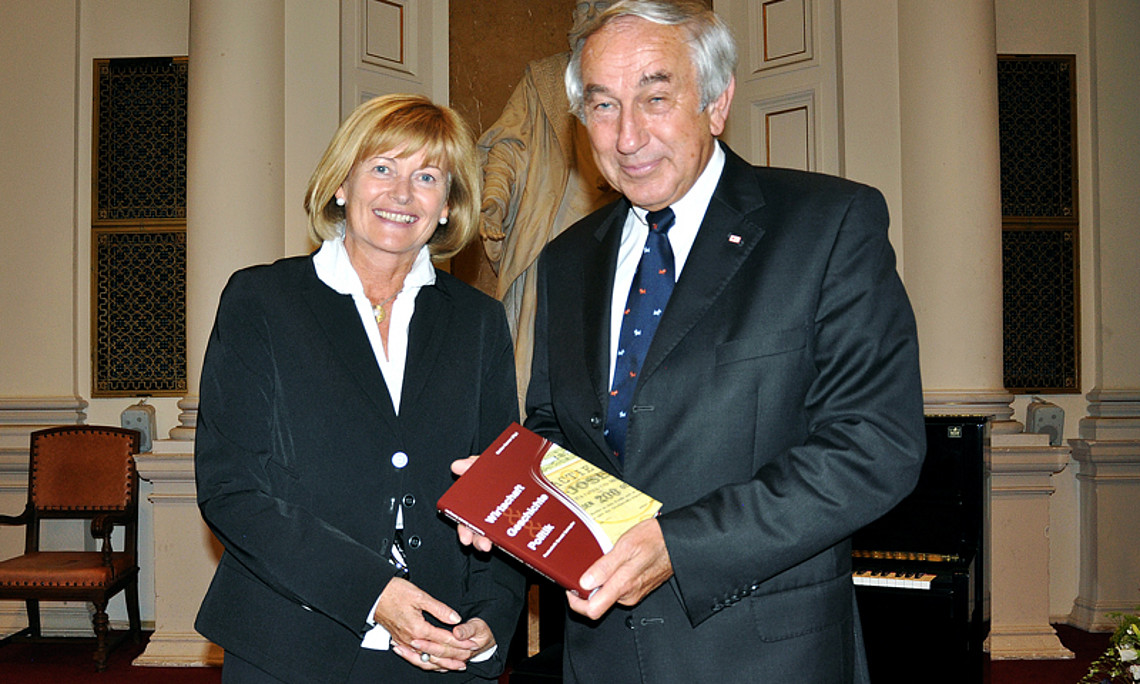 Gerald Schöpfer mit Rektorin Christa Neuper