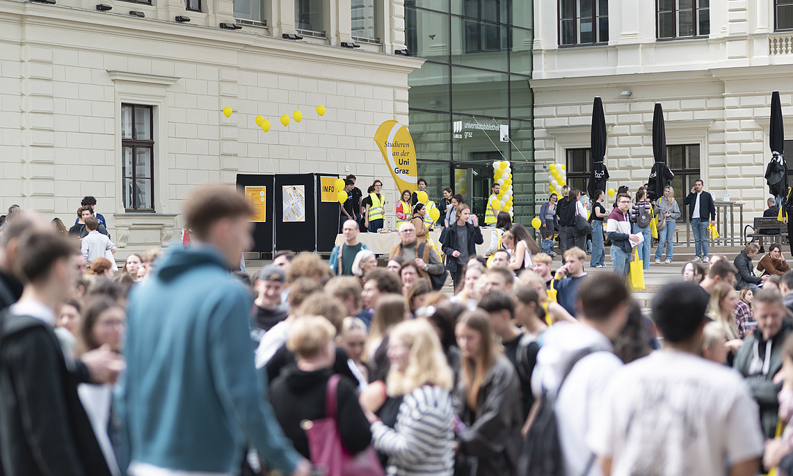 Viele Schüler:innen vor der Bibliothek