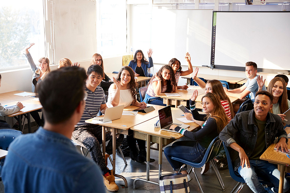 Lehrer steht vor Schuulkindern im Klassenzimmer ©Monkey Business - stock.adobe.com