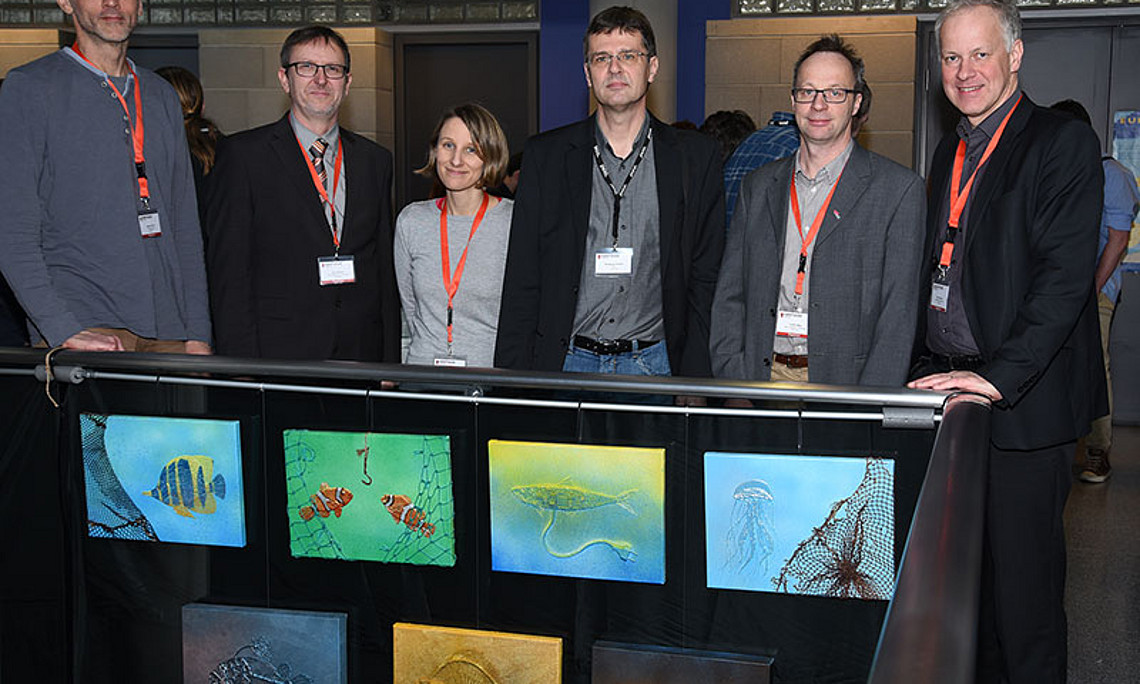 Die OrgansiatorInnen der Europtrode-Konferenz in Graz mit dem Künstler Wolfgang Trettnak (4.v.l.) und einigen seiner Werke: Joachim Krenn, Ingo Klimant, Heidemarie Kayer, Torsten Mayr und Paul Hartmann (v.l.). Foto: Uni Graz/Kastrun. 