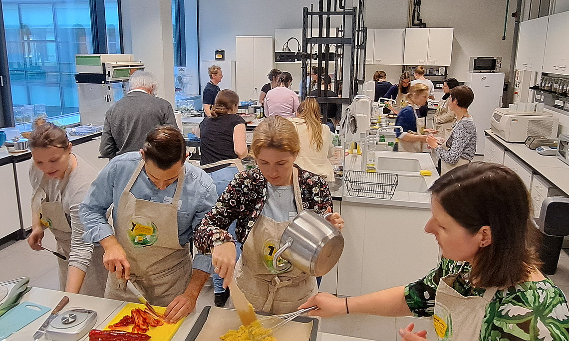 Die Alumni Community beim Planetary Health Diet Kurs im Geschmackslabor.