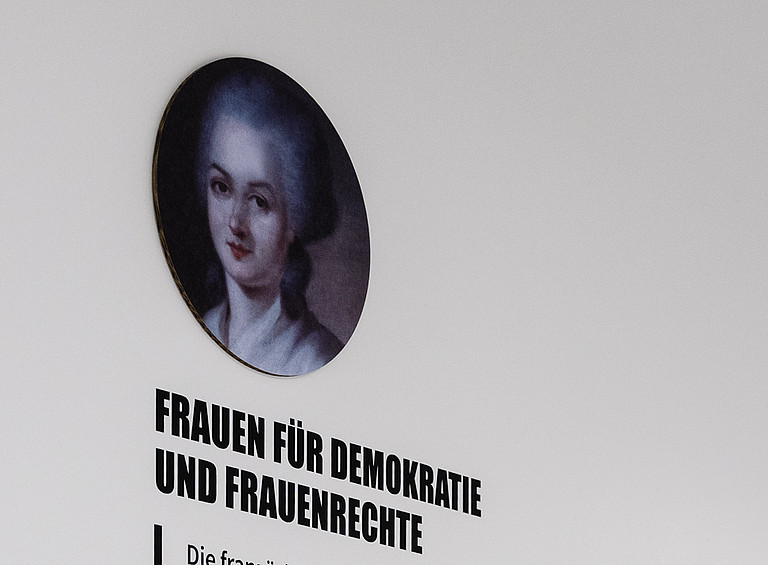 Aus der Sonderausstellung Demokratie er-leben. Es zeigt die Bild- und Texttafel zu Frauen für Demokratie und Frauenrechte mit Olympe de Gouges