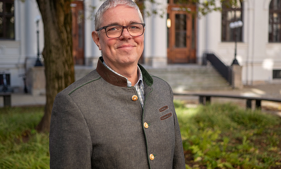 Prof. Grafl, Innenhof Universität Graz