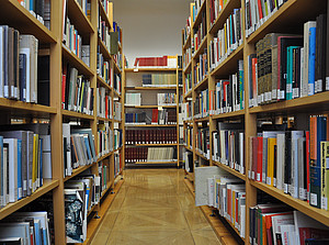 Bookshelves in the library ©Institut für Kulturanthropologie und Europäische Ethnologie