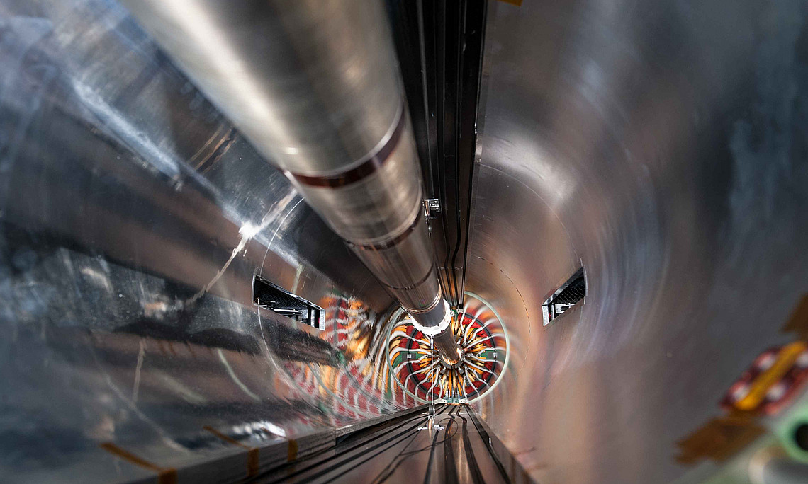 P21_CERN - Beam Pipe near the central part of CMS Detetector