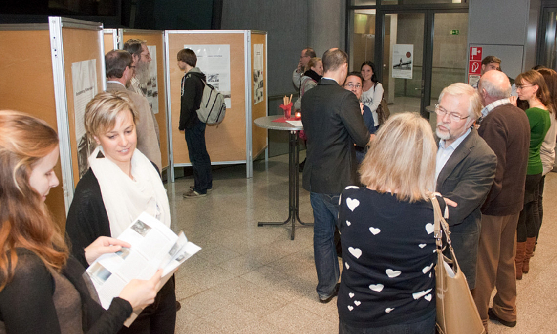 Gut besuchte Ausstellungseröffnung am 6. November im Resowi-Zentrum.