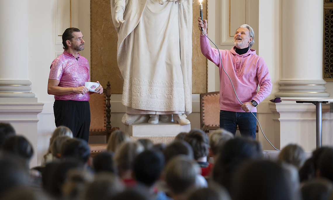Zwei Wissenschaftskabarettisten beim Vortrag an der Kinder Uni.