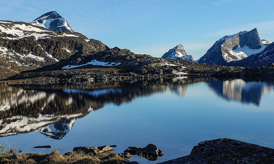 Ein Gebirgssee in Westgrönland bei Sulussugutip Kangerlua 