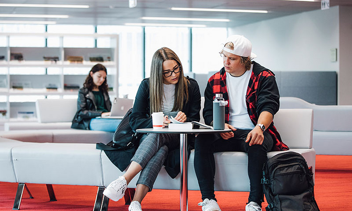 Zwei neue Masterstudien plus warten auf Studierende, die sich in die Bereiche Digitalisierung beziehungsweise Friedensbildung vertiefen wollen. Foto: Uni Graz/Kanizaj. 