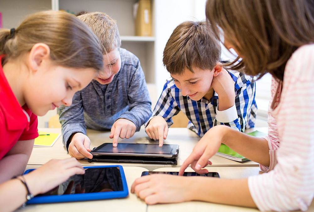 Kinder mit Tablets arbeiten zusammen ©stock.adobe.com/lev dolgachov