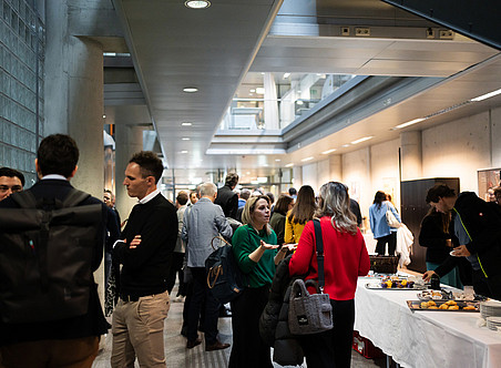 sich unterhaltende Menschen beim Buffet ©Lukas Elsneg