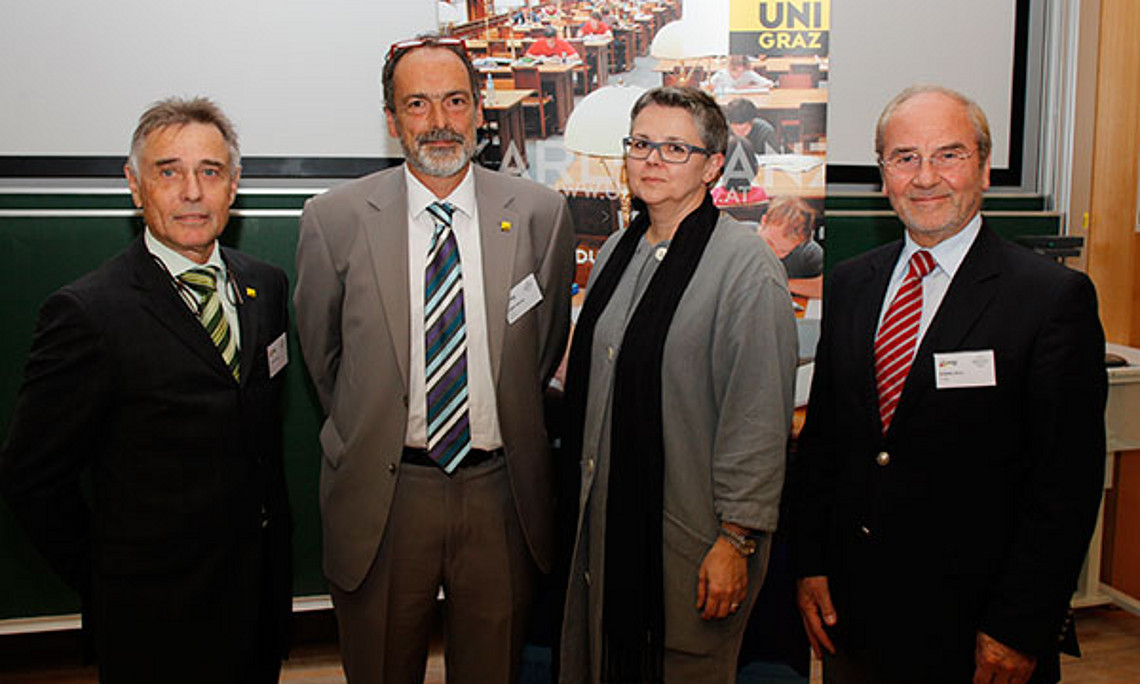 Freuen sich über die Physiker-Tagung an der Uni Graz: O.Univ.-Prof. Dr. Falko Netzer, Ao.Univ.-Prof. Mag. Dr. Michael Ramsey, Vizerektorin Renate Dworczak und der Präsident der ÖPG, Erich Gornik.