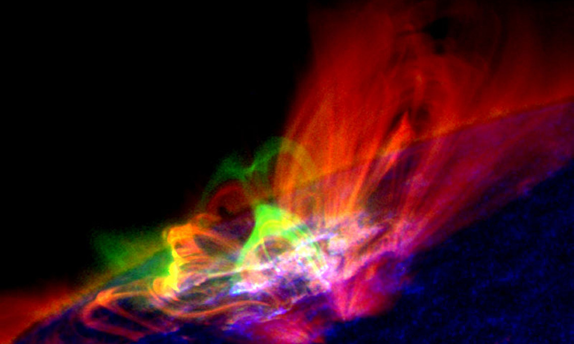 Aufnahmen der Sonnenkorona vom NASA-SDO-Satelliten bei unterschiedlichen Wellenlängen - Temperaturen - im Extremen Ultravioletten, angezeigt durch unterschiedliche Farben. Grün zeigt aufgeheiztes Sonnenplasma bei etwa zehn Millionen Grad an. Im Bereich 