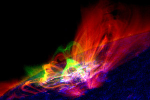 Aufnahmen der Sonnenkorona vom NASA-SDO-Satelliten bei unterschiedlichen Wellenlängen - Temperaturen - im Extremen Ultravioletten, angezeigt durch unterschiedliche Farben. Grün zeigt aufgeheiztes Sonnenplasma bei etwa zehn Millionen Grad an. Im Bereich 