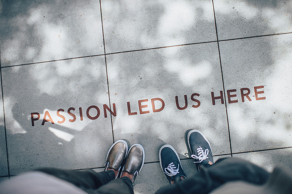 Spray auf Boden "passion led us here" ©Ian Schneider auf Unsplash