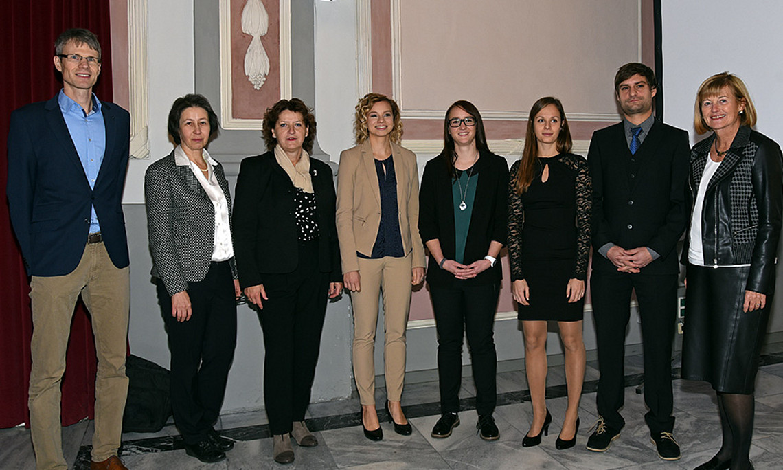 Institutsleiter Markus Tilp, URBI-Dekanin Barbara Gasteiger-Klicpera, Landesrätin Ursula Lackner, PreisträgerInnen Elisabeth Zechner, Beatrice Gietler, Martina Wernig und Herwig Hornich, Rektorin Christa Neuper; Foto: Uni Graz/Eklaude