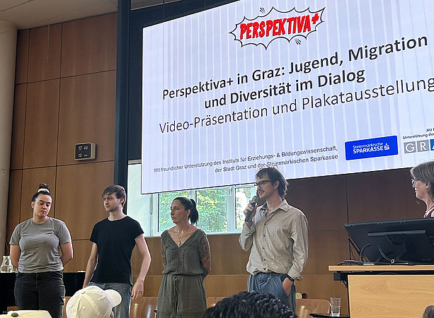 3 Frauen und 2 Männer, die auf einer Bühne stehen und zu einem Publikum sprechen ©Uni Graz/Smajic