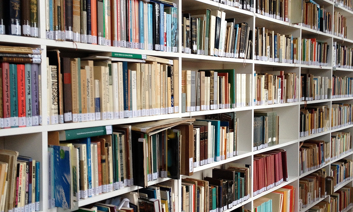 Bücherregal