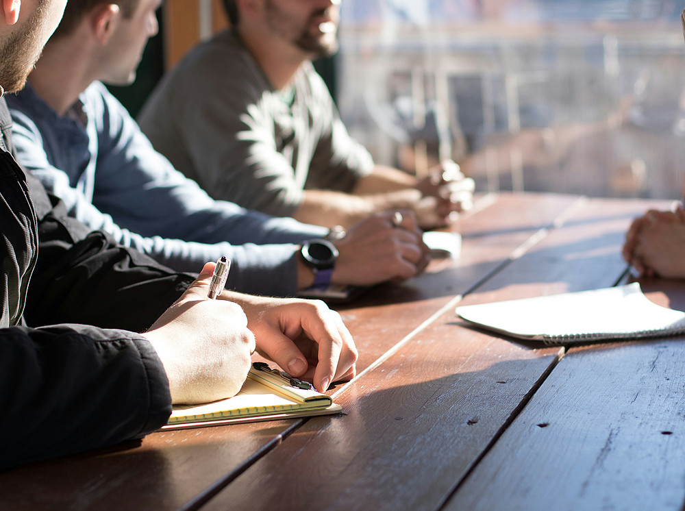 People taking notes ©by Dylan Gillis on unsplash