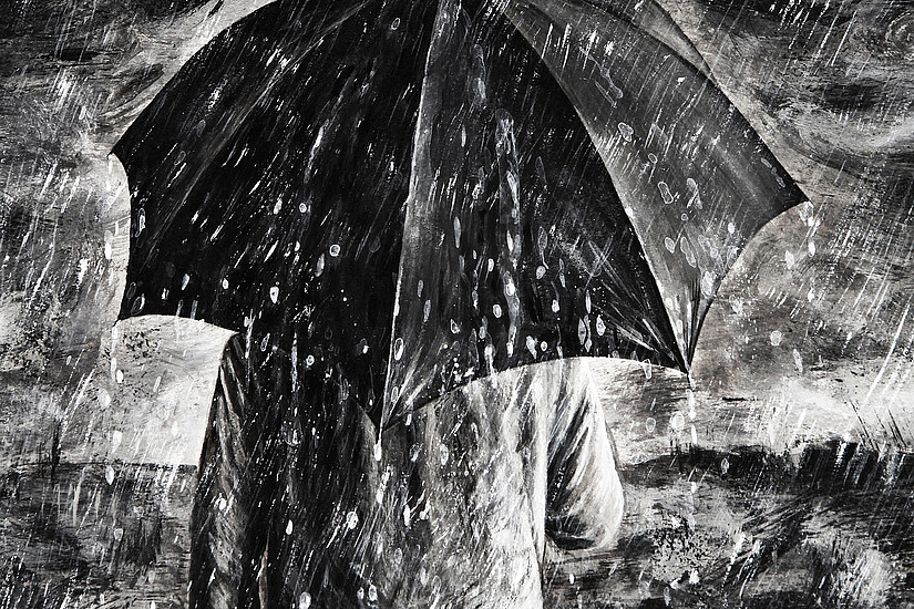 Ein schwarz-weiß Foto. Eine Person, Rückenansicht, steht mit einem Schirm im Regen.