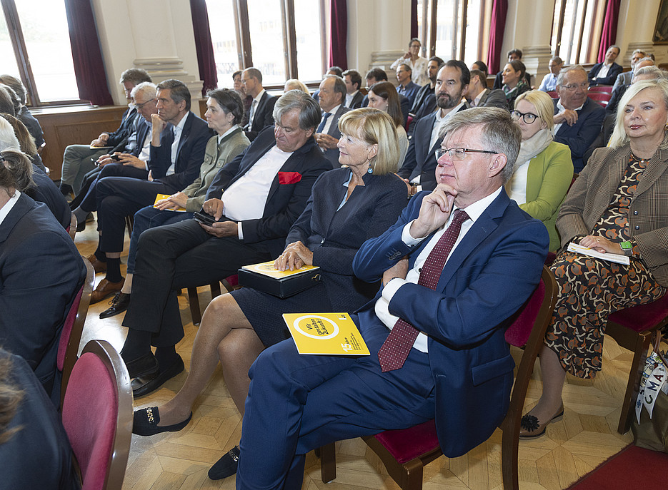 Viele Menschen sitzen in einem großen Saal ©Fotostudio Gasser