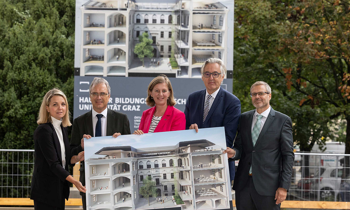 Gaben den Startschuss für das Haus der Bildungswissenschaften der Uni Graz (v. l.): Vizestudiendekanin Romana Rauter, Rektor Peter Riedler, Landesrätin Barbara Eibinger-Miedl, BMBWF-Generalsekretär Martin Netzer und Richard Schöberl von der BIG. Foto: Uni Graz/Lunghammer 