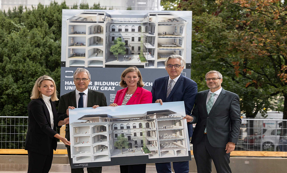 Gaben den Startschuss für das Haus der Bildungswissenschaften der Uni Graz (v. l.): Vizestudiendekanin Romana Rauter, Rektor Peter Riedler, Landesrätin Barbara Eibinger-Miedl, BMBWF-Generalsekretär Martin Netzer und Richard Schöberl von der BIG. Foto: Uni Graz/Lunghammer 