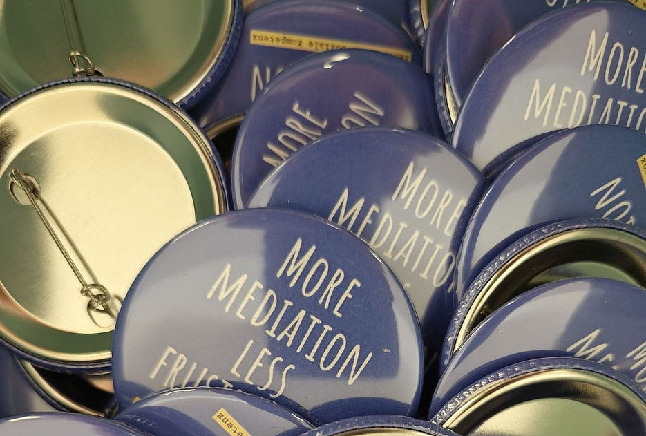 Button with text "More mediation less frustration" ©Tomaš Klimann