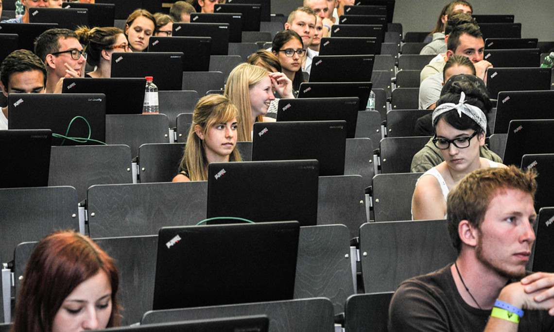 Das Aufnahmeverfahren für Lehramtsstudien ist abgeschlossen: 935 hatten sich registriert, 804 haben den Text absolviert und 739 Personen haben bestanden. Foto: Uni Graz/Tzivanopoulos